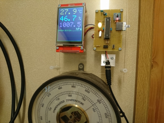 AVRとグラフィックLCDを使った気圧・気温・湿度計とアネロイド型気圧計の比較